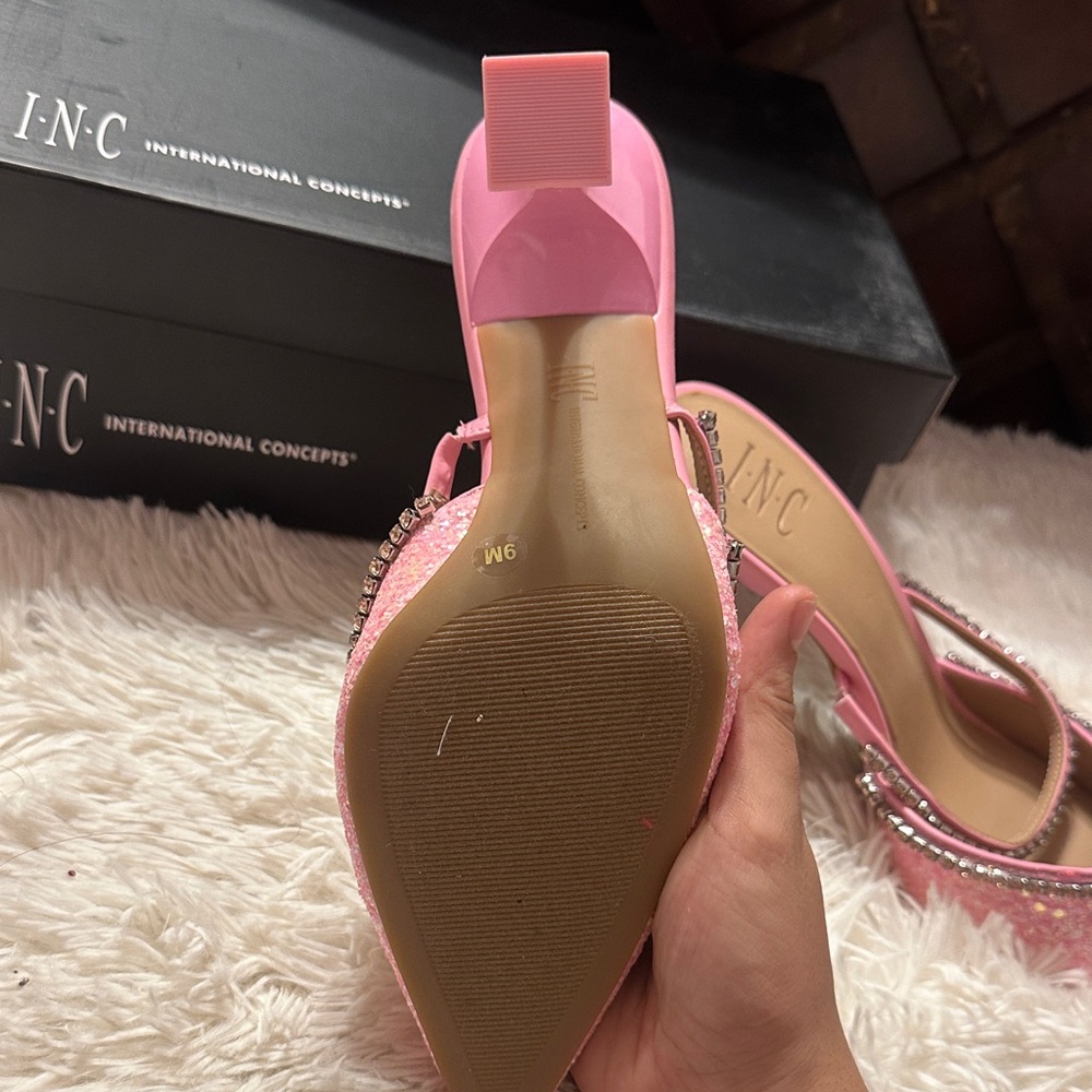 🆕 INC International Concepts Pink Glitter Pointed Toe Heels with Gold Chains - Picture 3 of 4